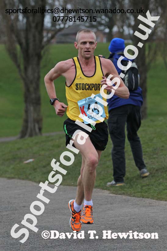 Andrew Jones (Stockport) on the 9th leg of the senior mens 12 stage relay, 2014 Northern 12 and 6 Stage Relays, Heaton Park Manchester. Photo: David T. Hewitson/Sports for All Pics